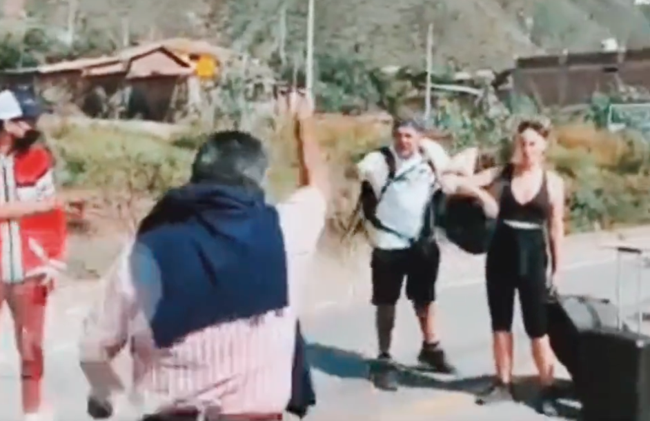 Lárgate a tu país”: protestantes atacan turista por reclamar bloqueo de vía  en Cusco - Vigilante