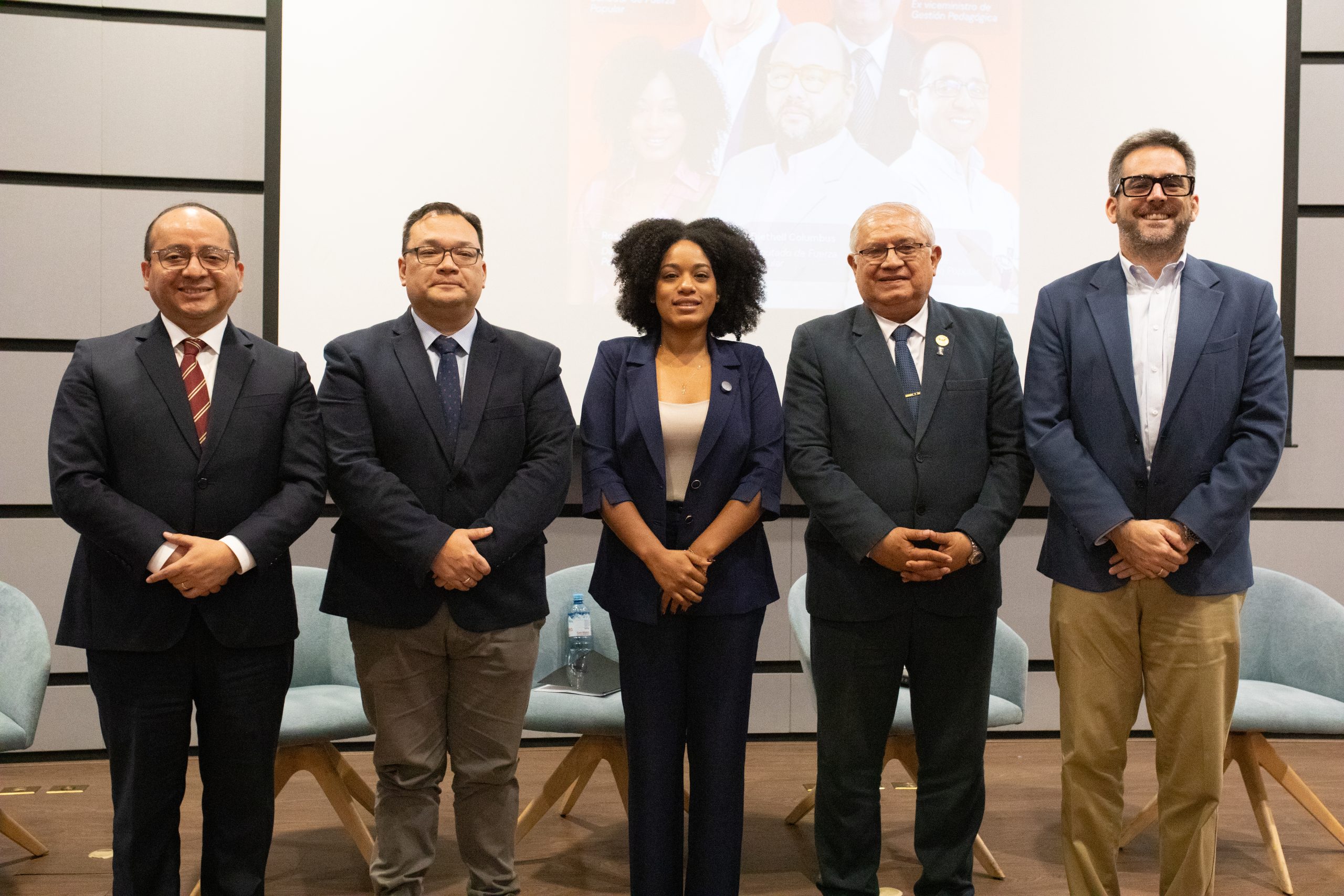 Panelistas sobre Educación