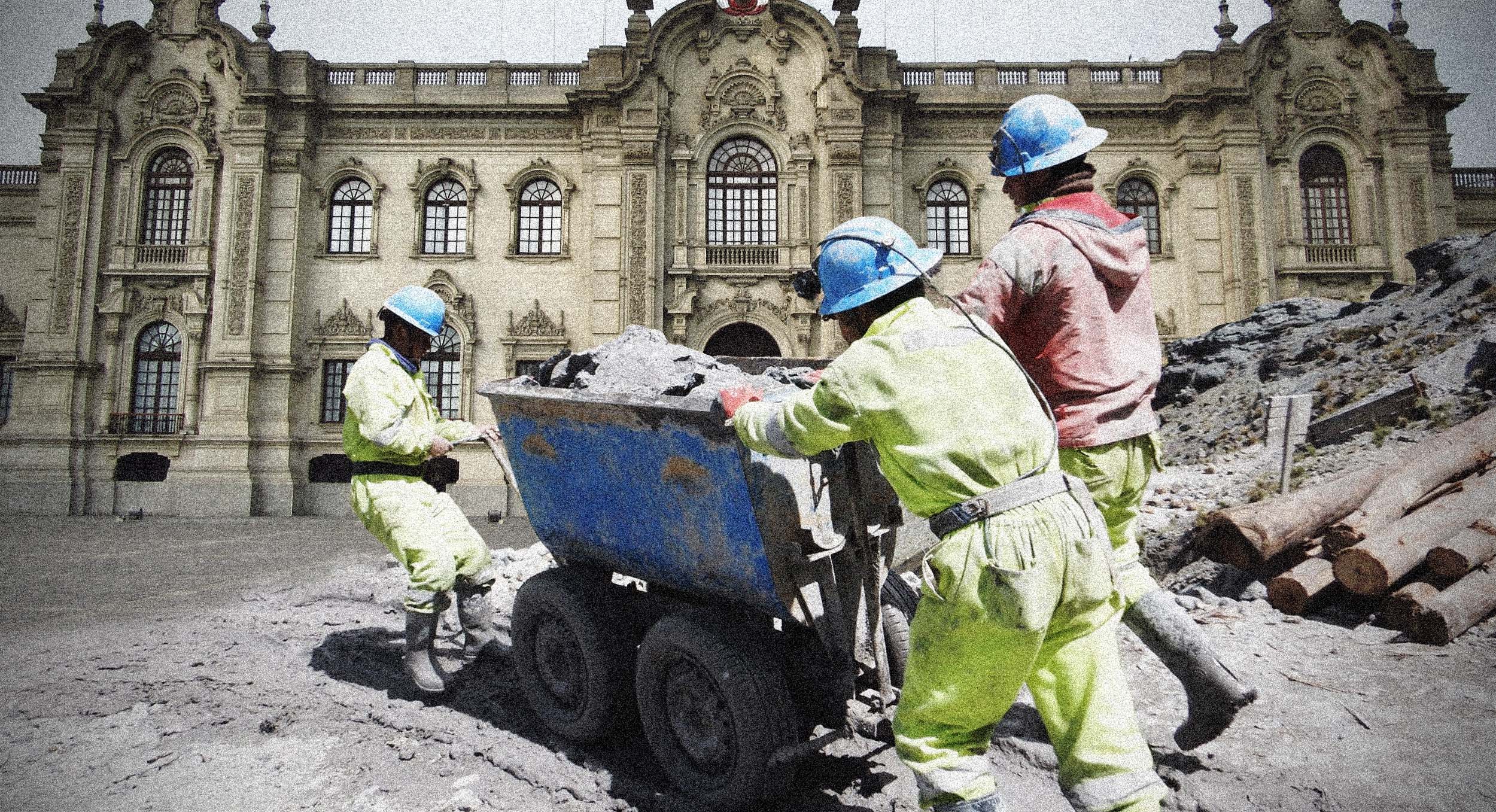 Palacio de gobierno y mineros informales e ilegales empujando una carga de minerales