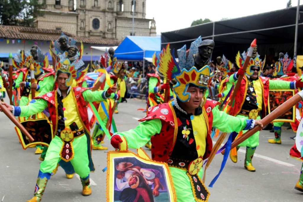 Los barrios compitieron con coloridos y vistosos atuendos durante el desfile que se realizó en el centro histórico de esta ciudad. 