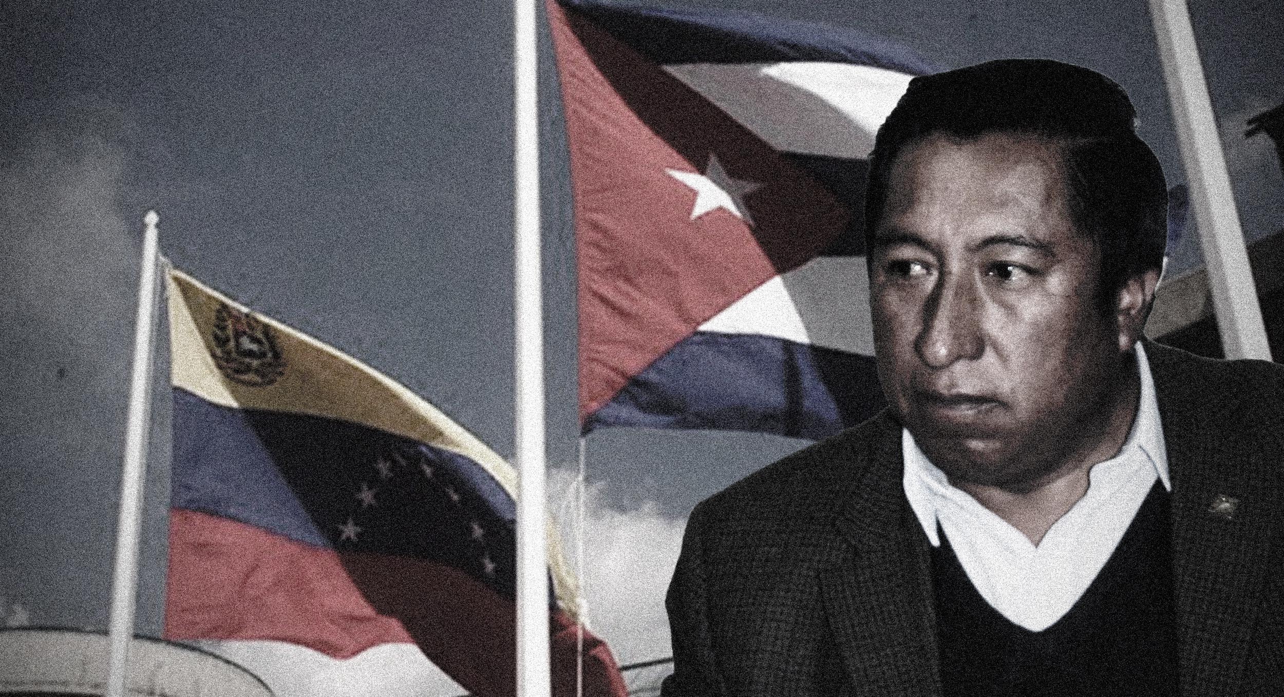 Vicente Alanoca y las banderas de Cuba y Venezuela